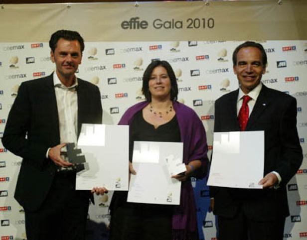 Drei Personen posieren mit Preisen bei der Effie Gala 2010.