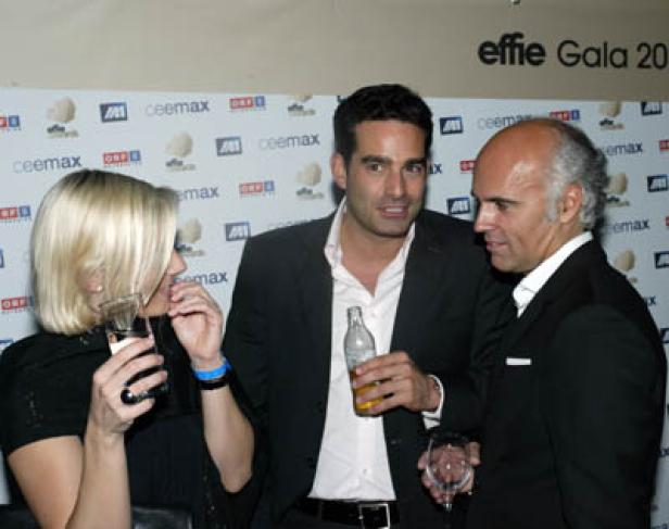 Drei Personen posieren mit Getränken bei der Effie Gala 20..