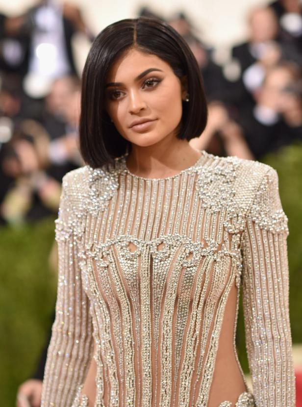 Kylie Jenner in einem mit Strasssteinen besetzten Kleid.