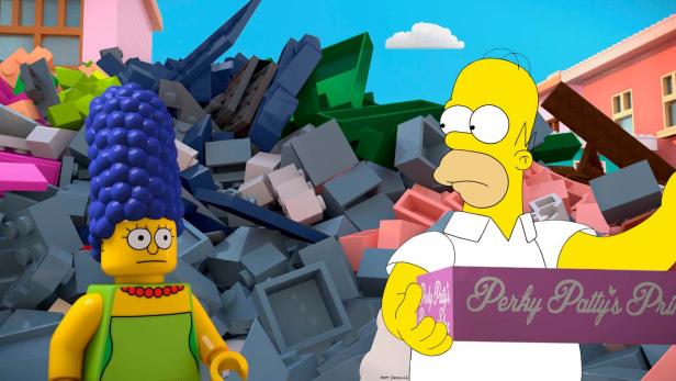 Homer und Marge Simpson als Lego-Figuren vor einem Haufen Legosteine.