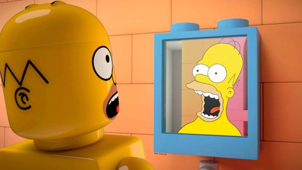 Ein Lego-Homer Simpson betrachtet sein Spiegelbild entsetzt.