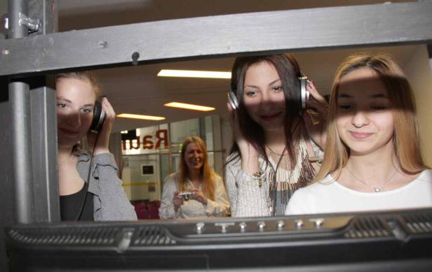 Schülerinnen am Radio