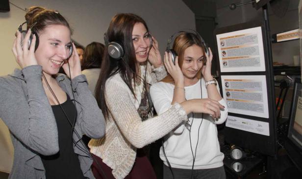 Schülerinnen am Radio