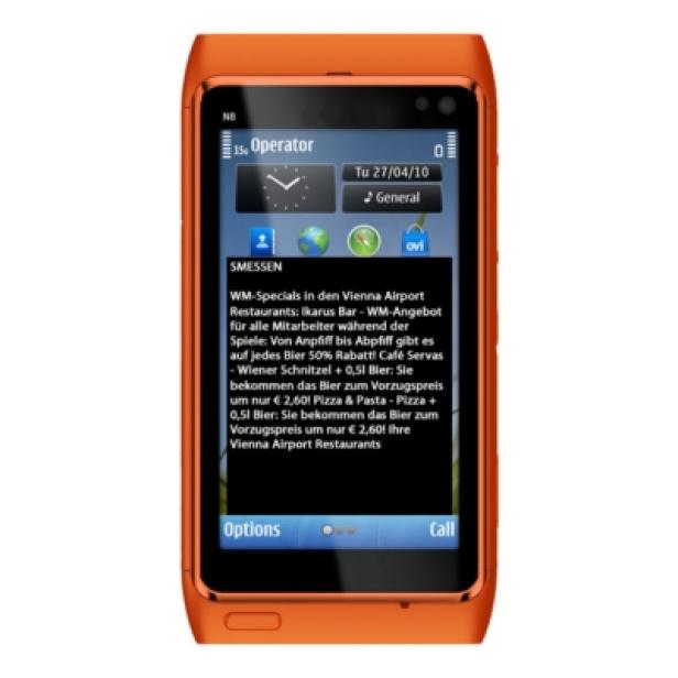 Ein orangefarbenes Nokia-Handy zeigt eine Angebotsbenachrichtigung für Restaurants am Flughafen Wien.