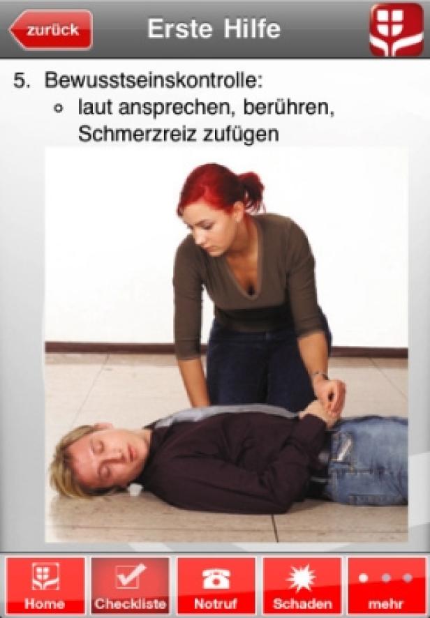 Eine Frau leistet Erste Hilfe bei einem bewusstlosen Mann.