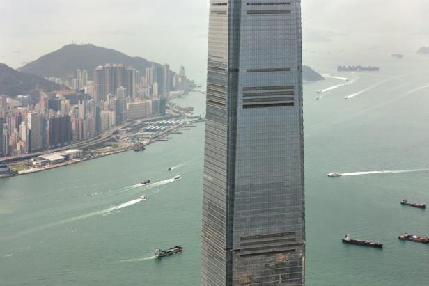 Blick auf den Victoria Harbour in Hongkong mit dem International Commerce Centre im Vordergrund.