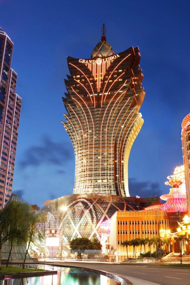 Das Grand Lisboa Hotel erstrahlt nachts in hellem Licht.