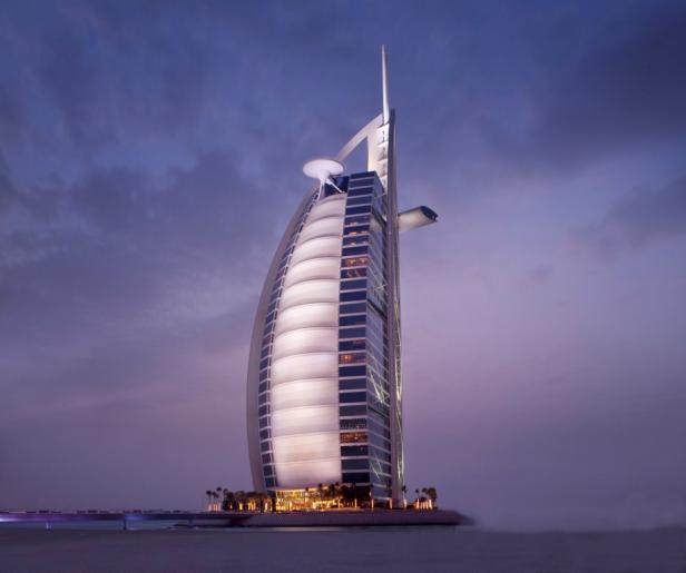 Das Burj al Arab Hotel in Dubai bei Dämmerung.