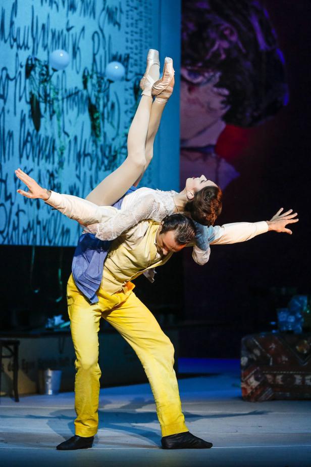 Ein Tänzer hebt eine Ballerina während einer Ballettaufführung hoch.