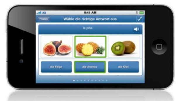 busuu.com-Sprachlern-App (c: busuu.com) Ein iPhone zeigt eine Sprachlern-App mit der Frage „Wähle die richtige Antwort aus“ und Bildern von Früchten.