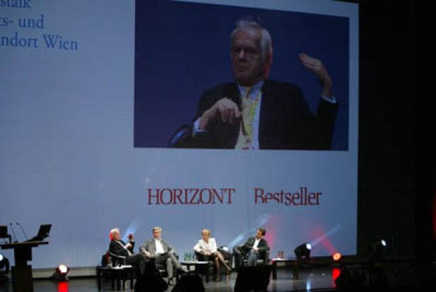 Eine Podiumsdiskussion auf einer Bühne mit dem Logo „Horizont Bestseller“.