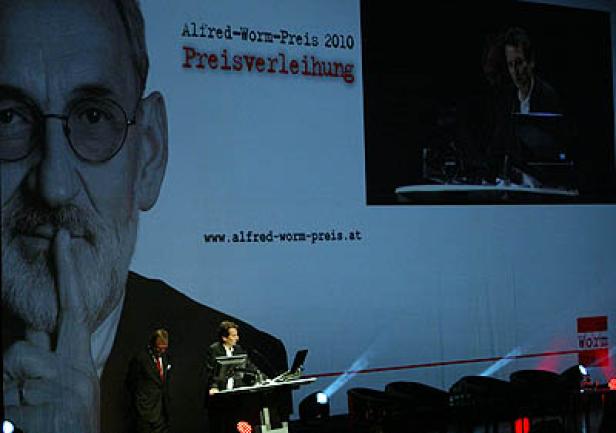 Verleihung des Alfred-Worm-Preises 2010 mit zwei Rednern auf der Bühne.
