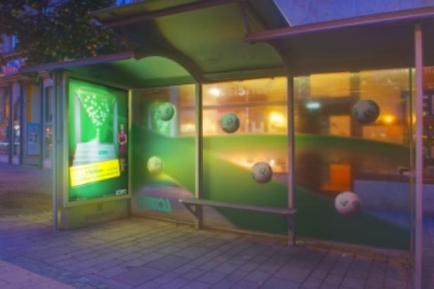 Eine Bushaltestelle mit Werbung und Dekorationen im öffentlichen Raum.