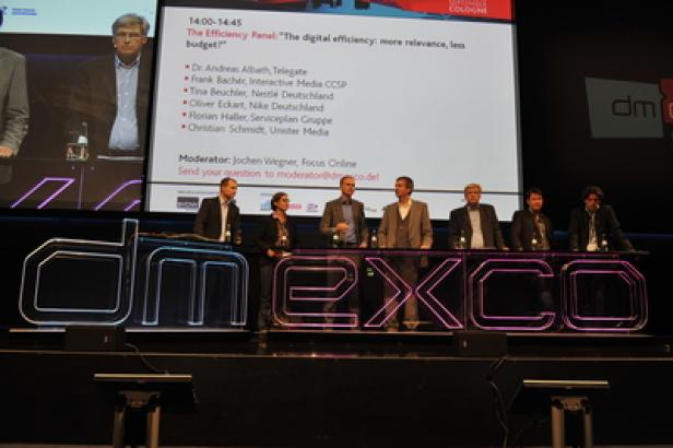 Eine Podiumsdiskussion auf der dmexco in Köln mit mehreren Teilnehmern.