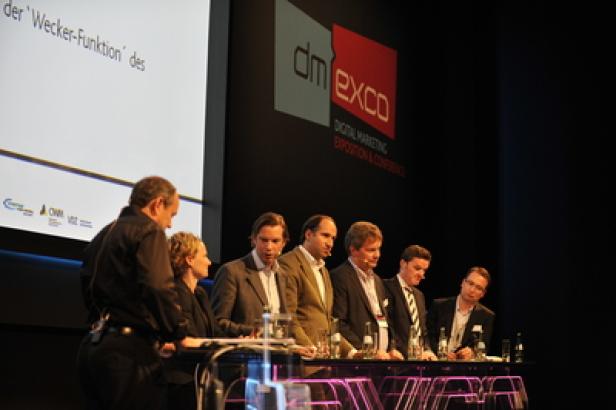 Eine Gruppe von Personen steht auf einer Bühne bei der dmexco Digital Marketing Exposition & Conference.