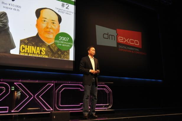 Ein Mann hält einen Vortrag auf der dmexco Digital Marketing Exposition & Conference vor einer Grafik über Chinas neue Revolution.