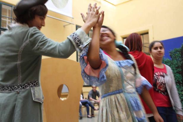 Zwei Personen in historischen Kostümen geben sich ein High-Five.