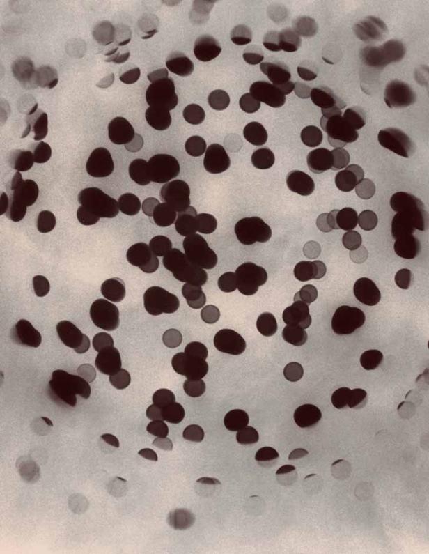 Eine abstrakte Darstellung von dunklen und hellen Kreisen unterschiedlicher Größe.