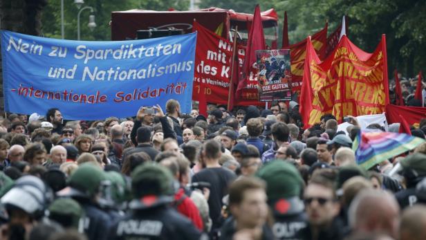 Eine Demonstration mit Bannern gegen Spardiktate und Nationalismus.