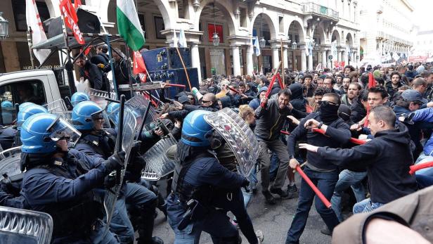 Eine Auseinandersetzung zwischen Demonstranten und der Polizei in einer Stadt.