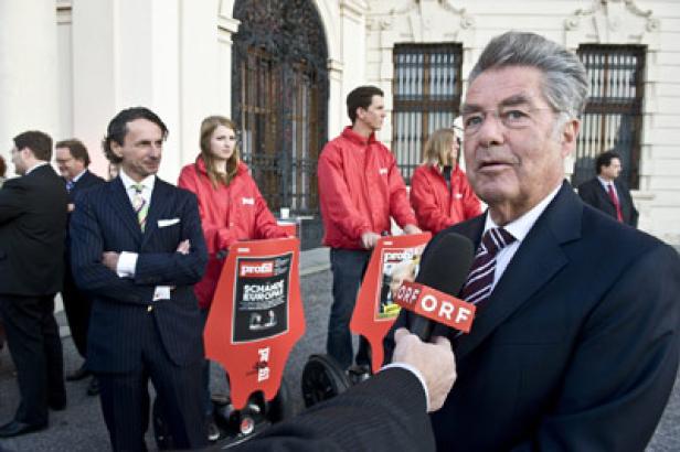 Ein Mann im Anzug wird von einem ORF-Mikrofon interviewt.