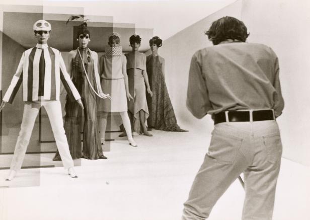 Ein Fotograf macht eine Aufnahme von fünf Models in Kleidern unterschiedlicher Stile.