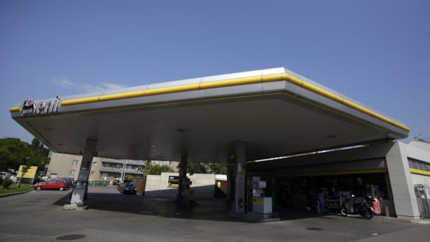 Eine Tankstelle der Marke Eni an einem sonnigen Tag.