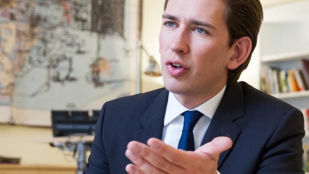 Sebastian Kurz gestikuliert während eines Gesprächs.