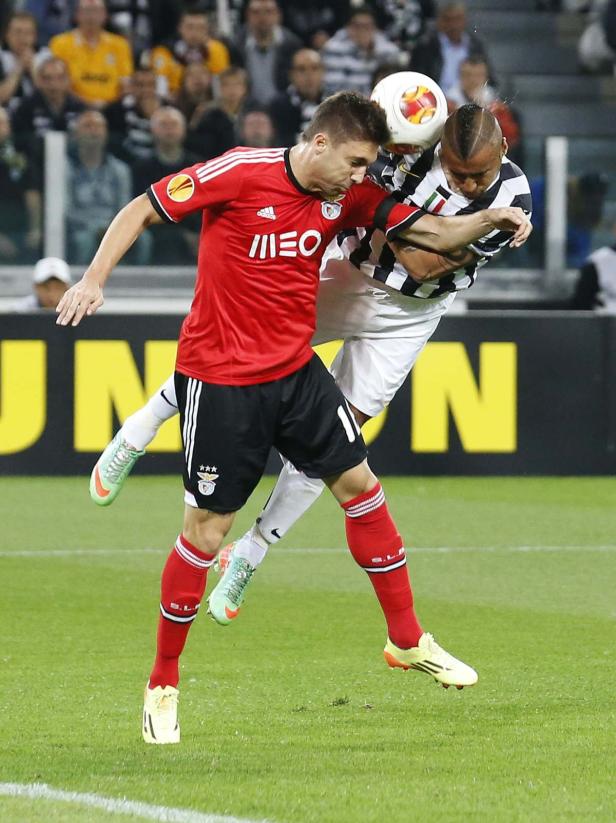 Zwei Fußballspieler kämpfen um den Ball während eines Spiels.