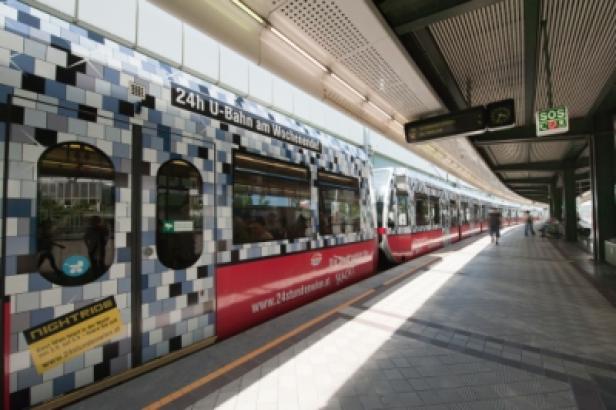 Gewista/Transport Media/U6/Total Look (c: gewista) Eine U-Bahn der Wiener Linien steht an einem Bahnsteig.