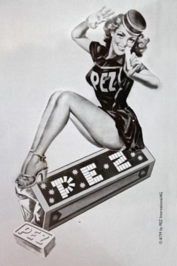 PEZSujet historisch (c: pez international/apa ots/hartl) Eine Frau im PEZ-Outfit posiert auf einer PEZ-Packung.