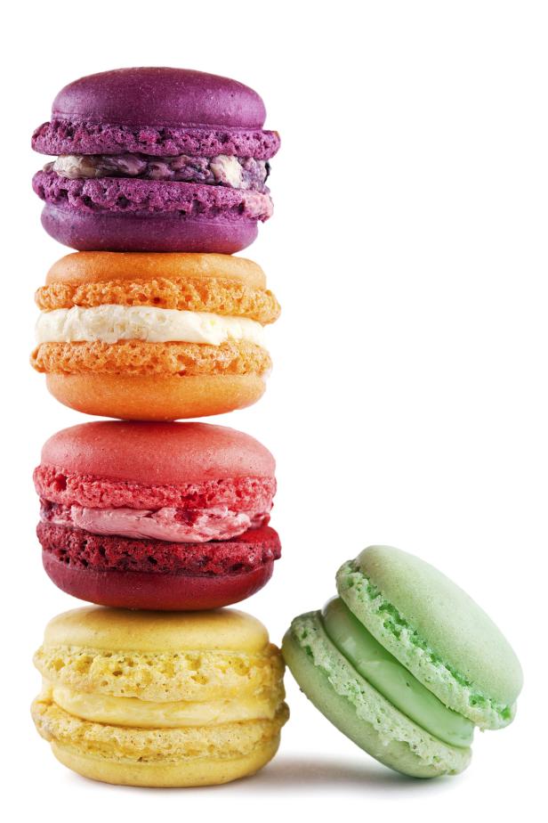 Ein Stapel bunter Macarons, darunter lila, orange, rot, gelb und grün.