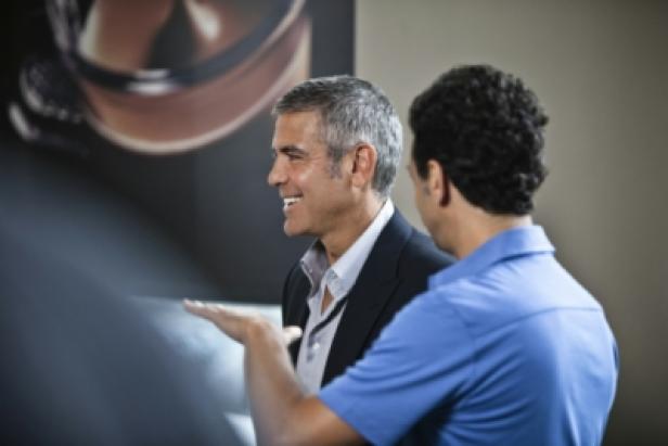 Nespresso/Episode 5/Making of/Mailand/George Clooney (c: nespresso) George Clooney unterhält sich mit einer anderen Person.