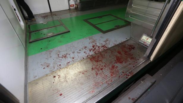 Blutspuren sind auf dem Boden eines Zuges zu sehen.