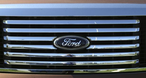 Der Kühlergrill eines Ford-Fahrzeugs mit dem Ford-Logo.
