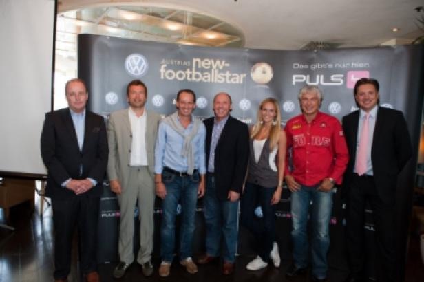 Austria's New Footballstar-Vor-und-hinter-den-Kulissen-Team (c: puls4) Eine Gruppe von Personen posiert vor einem Banner von „Austria's new-footballstar“.
