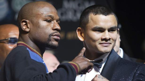 Floyd Mayweather zeigt mit dem Finger auf Marcos Maidana.