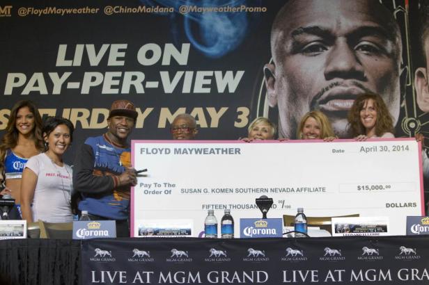 Floyd Mayweather präsentiert einen Scheck über 15.000 Dollar an Susan G. Komen Southern Nevada Affiliate.