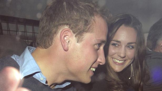 Prinz William und Kate Middleton lächeln in die Kamera.