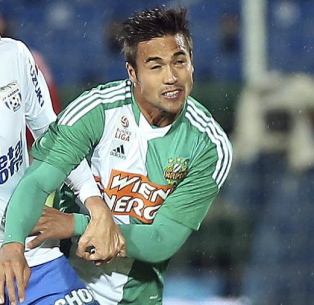 Ein Fußballspieler im grün-weißen Trikot des SK Rapid Wien während eines Spiels.