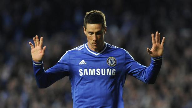 Fernando Torres im blauen Trikot des FC Chelsea mit erhobenen Händen.