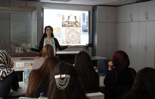 Eine Frau hält einen Vortrag vor einer Gruppe von Zuhörerinnen.