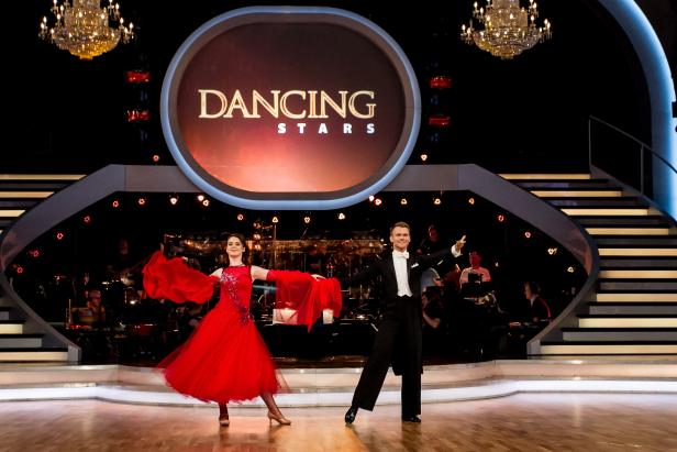 Ein Tanzpaar präsentiert sich auf der Bühne von „Dancing Stars“.