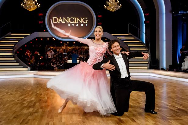 Ein Tanzpaar posiert auf der Bühne von „Dancing Stars“.