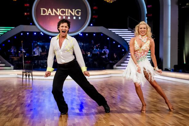 Zwei Tänzer performen auf der Bühne von „Dancing Stars“.