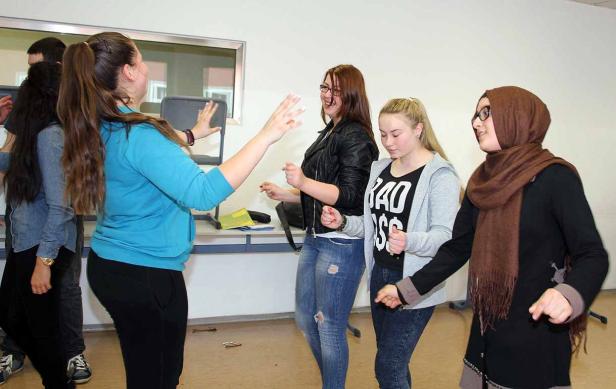 Eine Gruppe junger Frauen tanzt in einem Raum.