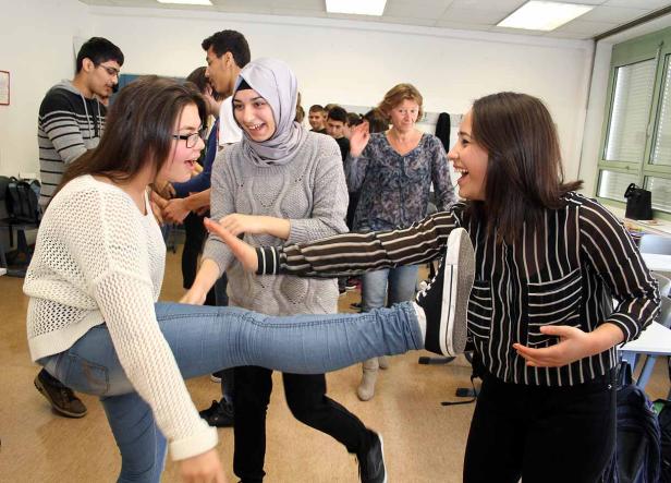 Eine Gruppe von Schülern hat Spaß in einem Klassenzimmer.