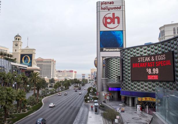 Blick auf den Las Vegas Strip mit dem Planet Hollywood und dem Bellagio im Hintergrund.