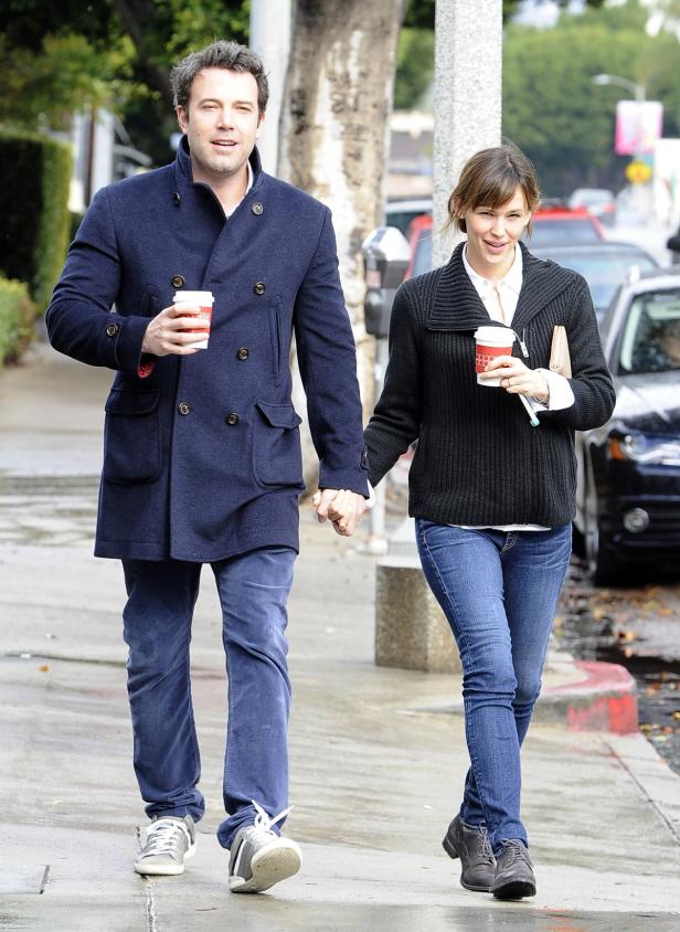 Ben Affleck und Jennifer Garner gehen Händchen haltend mit Kaffee auf dem Bürgersteig entlang.