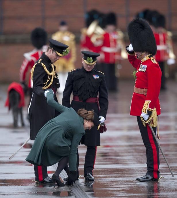 Catherine, Princess of Wales, hebt einen Hut vor drei Offizieren auf.